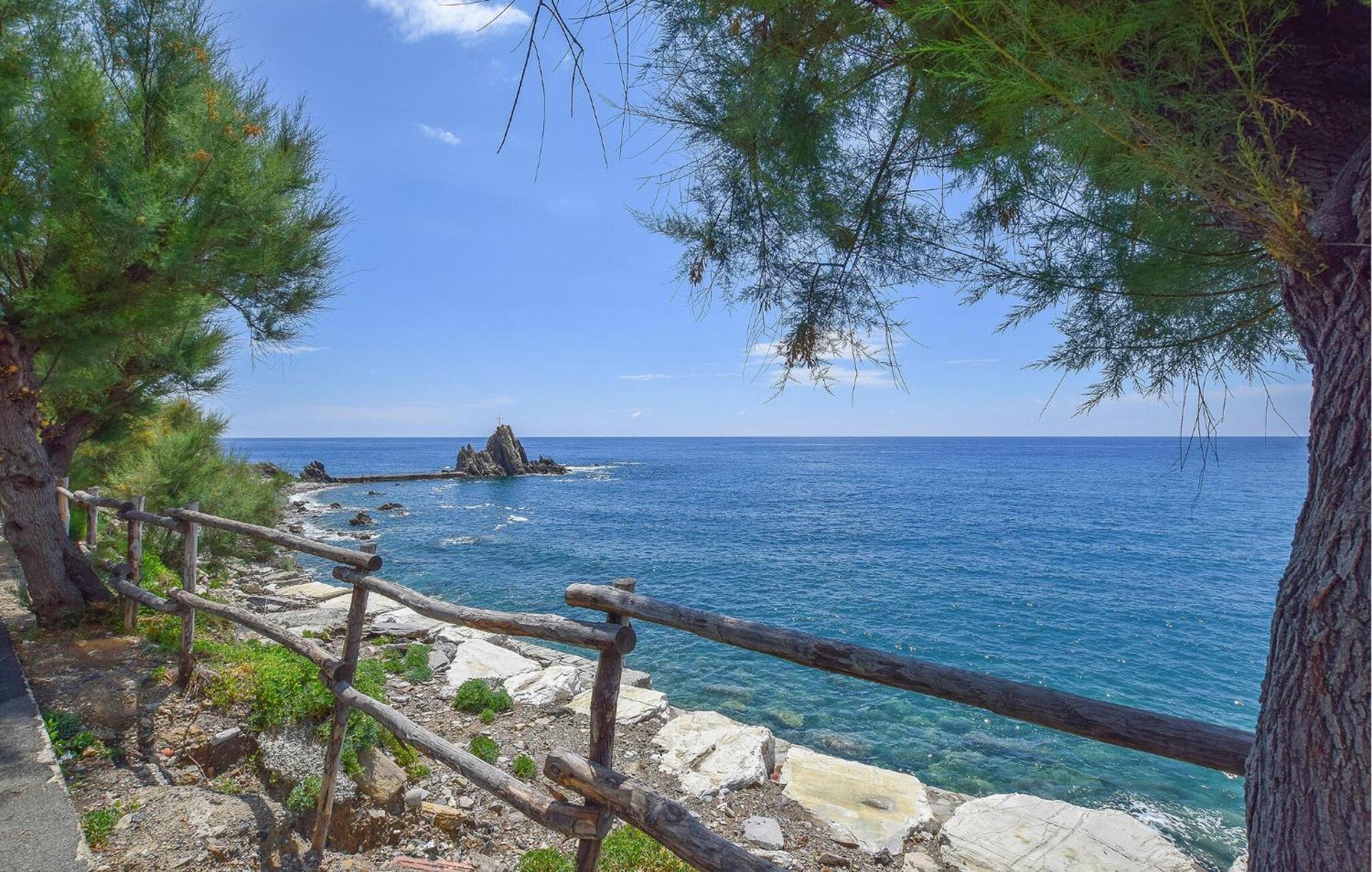 Beautiful Apartment In Moneglia With Kitchen Exteriör bild